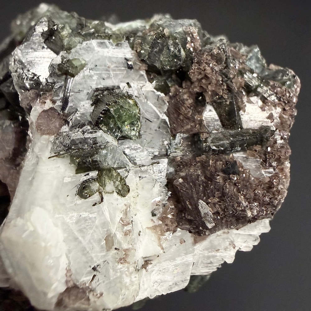 M319 Tourmaline Albite