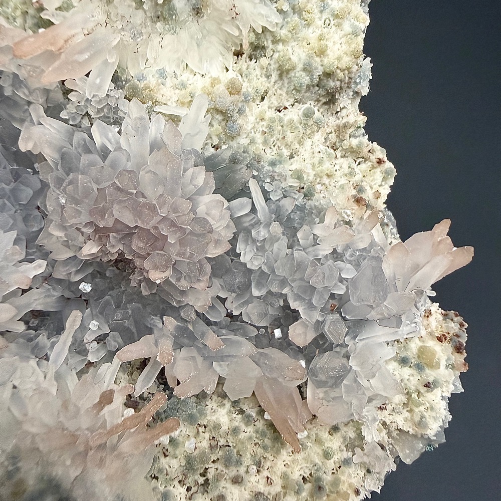 GAL902 FLOWER QUARTZ WITH CALCITE AND CELADONITE - Image 4