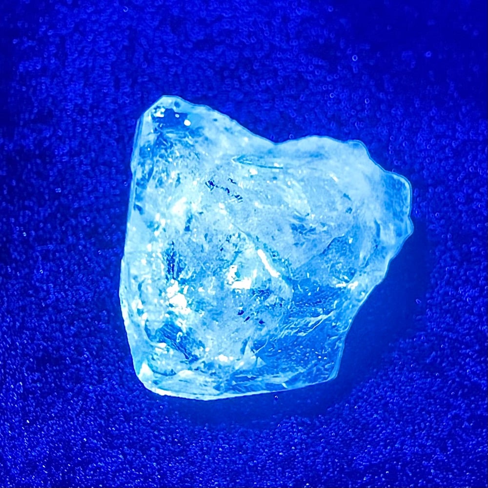 M819 Petroleum Quartz Crystal - The Rock Shed