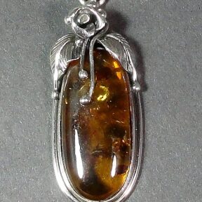 Silver detail pendant with a nice 14mm x 30mm Amber stone